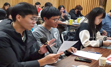 學生踴躍發言，深刻分享關於「先愛自己，再去愛他人」的體悟。（圖片7）