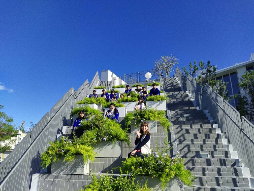 參訪師生在東勢許良宇圖書館植栽綠化屋頂留影（圖片1）