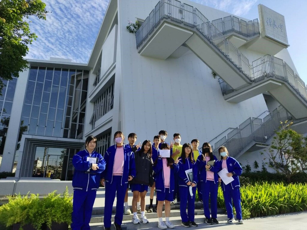 參訪學生在東勢許良宇圖書館前留影（圖片2）