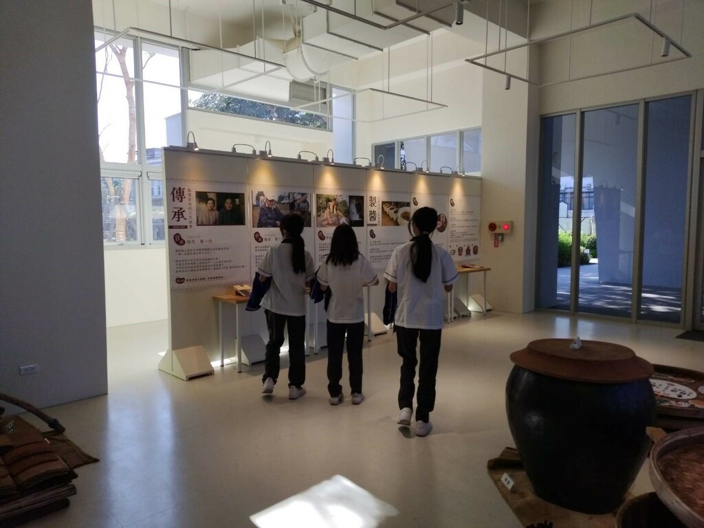 學生參觀館內醬油產業特展（圖片3）