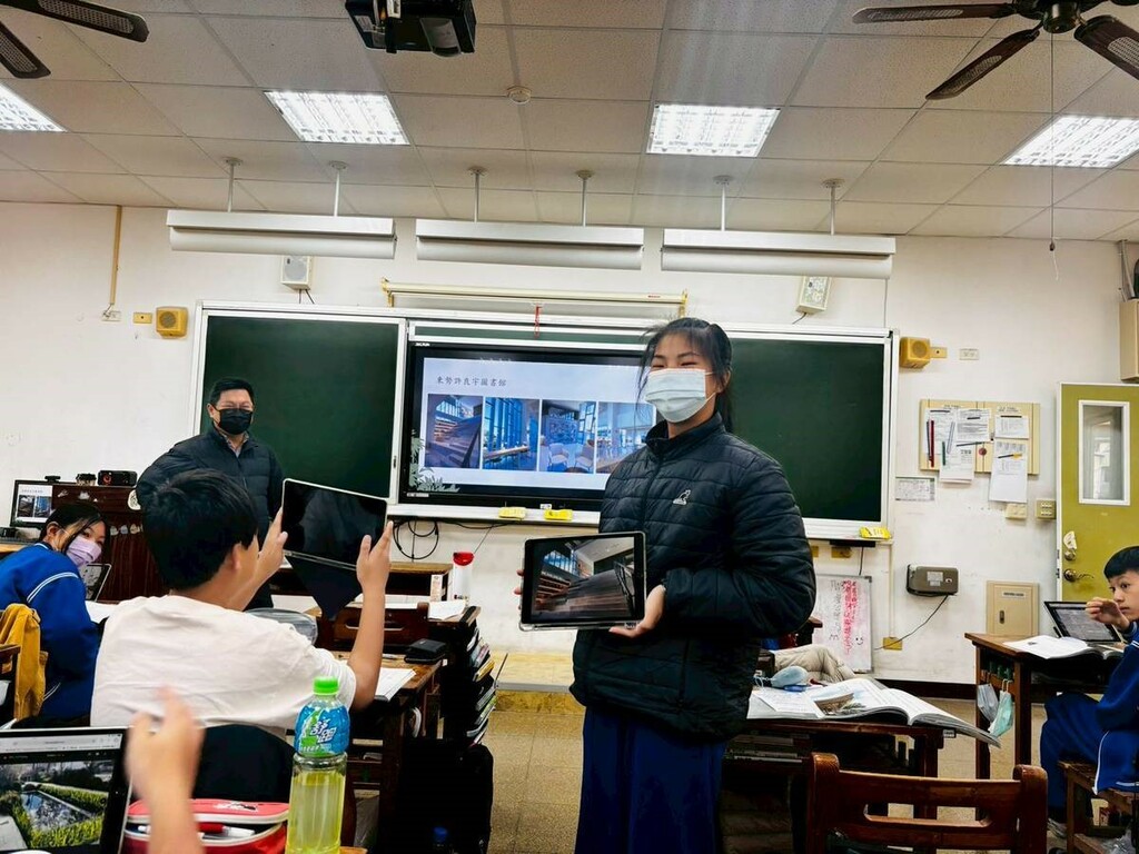 學生在課堂用平板分享參訪東勢許良宇圖書館拍攝的照片（圖片5）