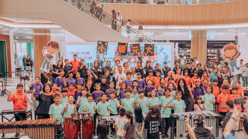 為打擊樂團孩子搭建舞台於百貨公司演出（圖片2）