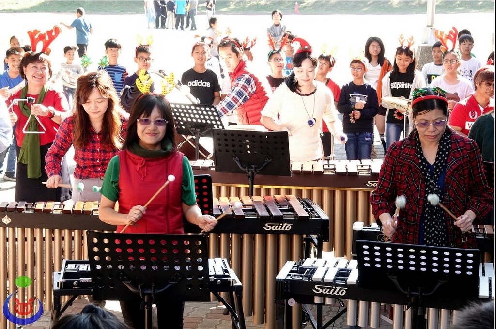 校內聖誕快閃演出，怡月老師引領教職員一同領略打擊樂之美。（圖片3）