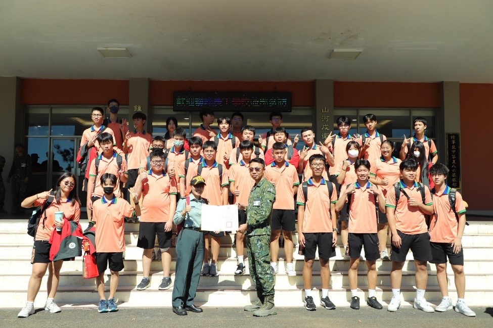 主任教官代表致贈感謝狀（圖片10）