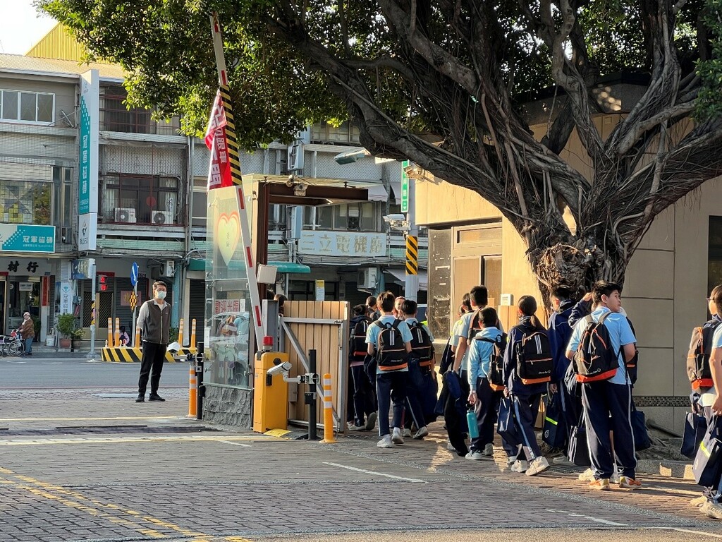 導護老師辛苦引導學生上下學（圖片1）