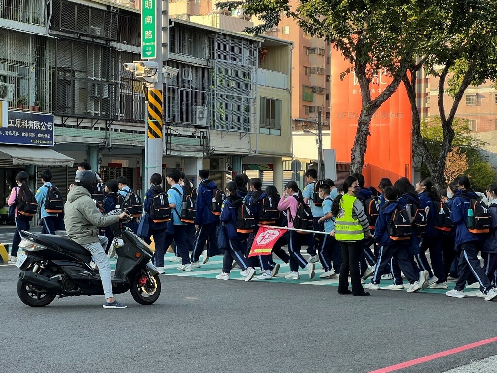 愛心志工協助交通安全（圖片2）