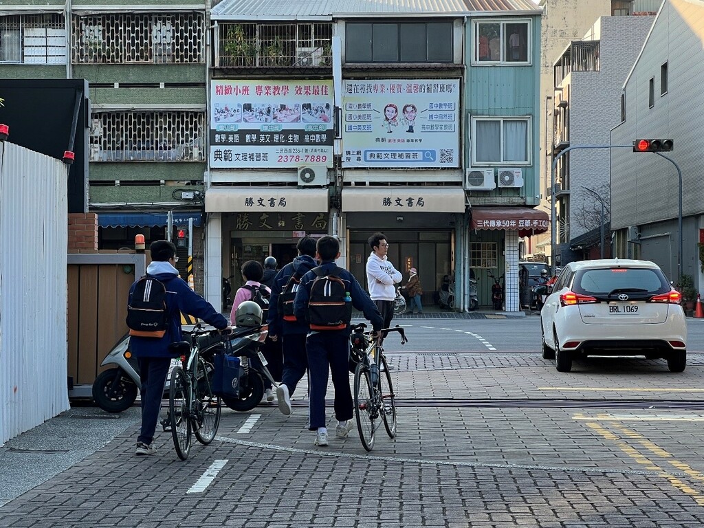 學務主任協助上下學的交通管制（圖片3）