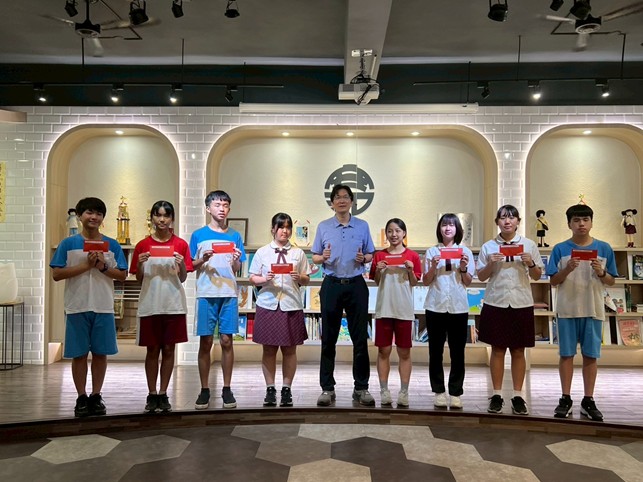 孫校長與學業表現優良學生合影（圖片2）