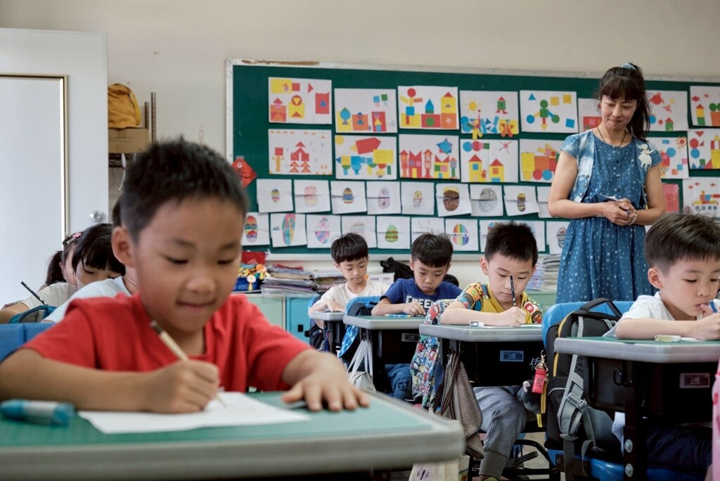 洪緹潔老師在班級中進行社會情緒學習相關活動（圖片1）