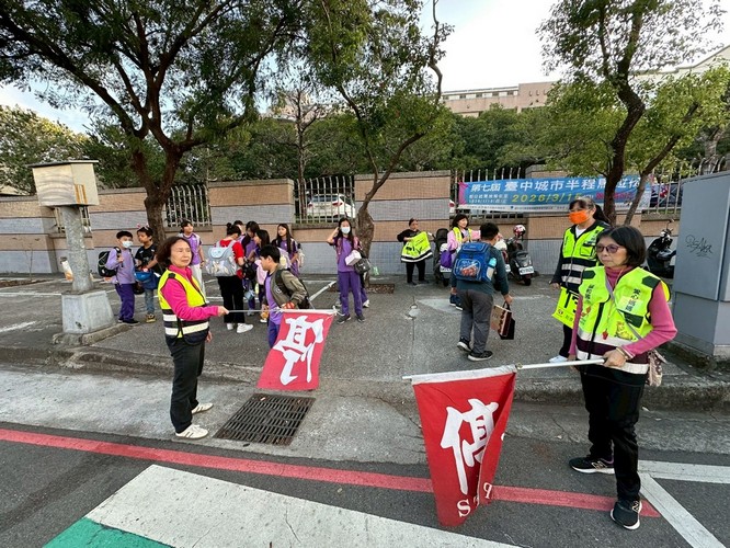 導護志工守護學童安全（圖片1）