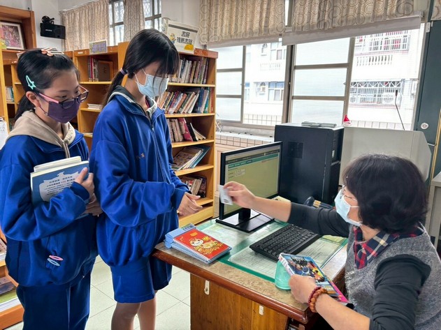 協助圖書館借還書（圖片3）
