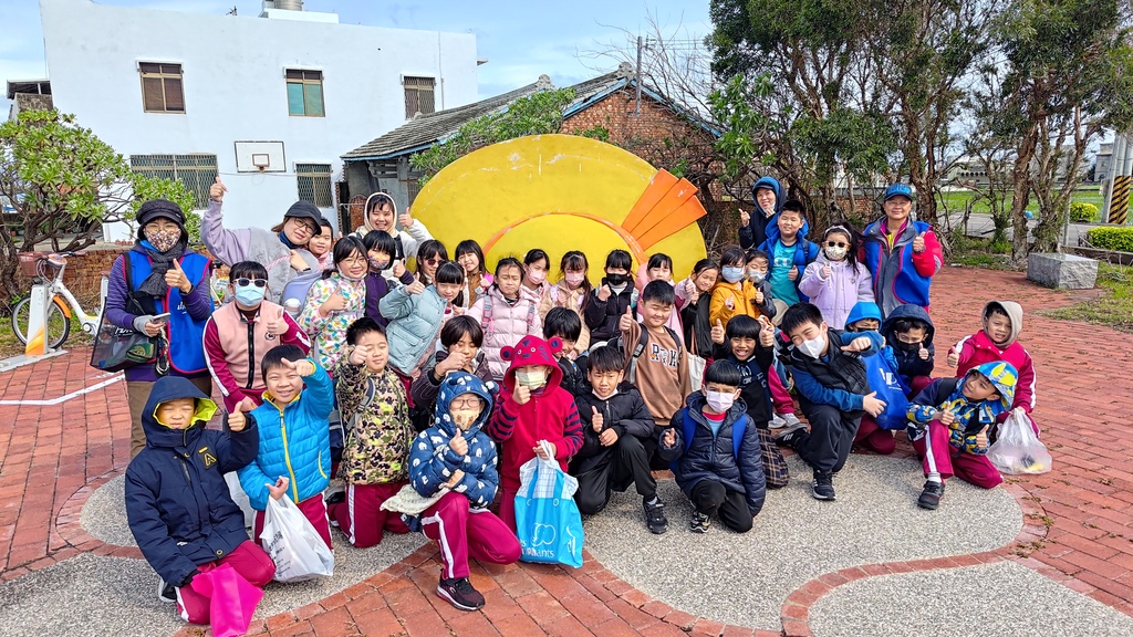 志工隊陪伴學子社區踏察，在孩子探索鄉野時在背後默默守望（圖片1）