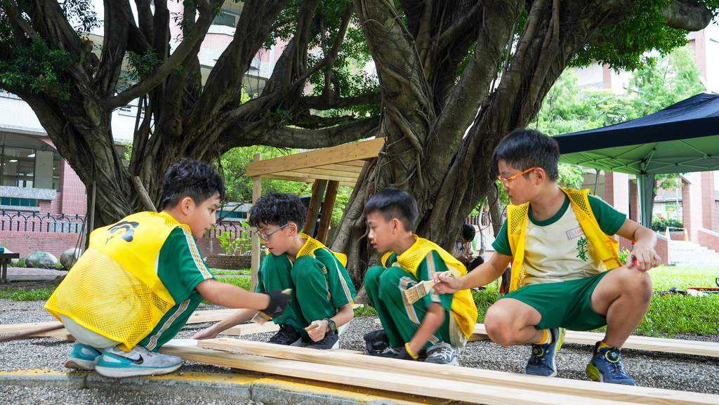 學生動手為戶外樹屋塗上防水漆（圖片1）