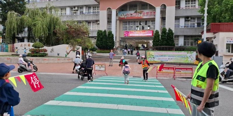 交通導護團隊為孩子鋪設一條安全的成長之路（圖片1）
