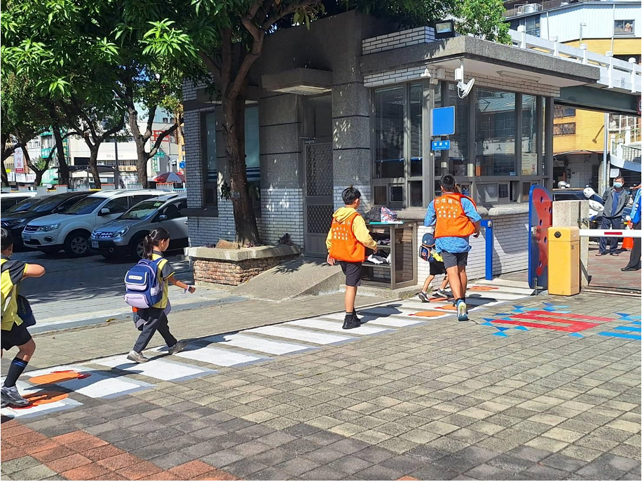 「品德小志工」協助維護行人安全（圖片2）
