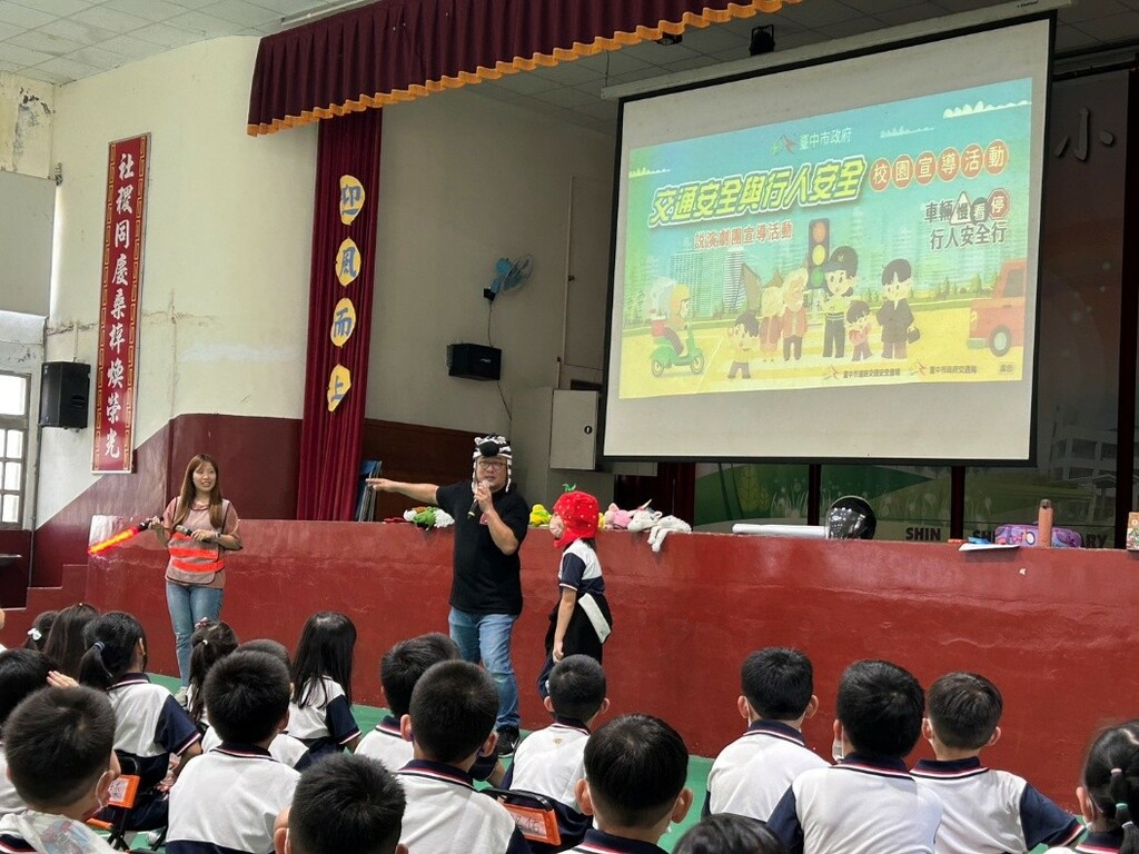 陸爸爸說交通安全故事，帶孩子學習良好的用路者行為。（圖片2）