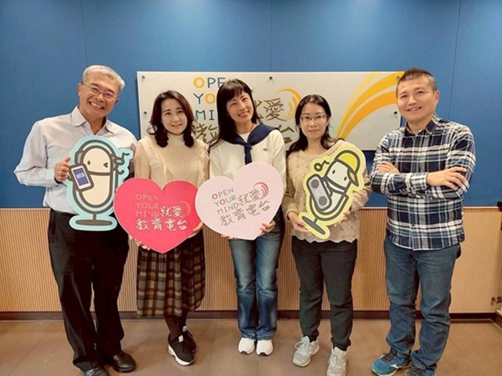 陳雅慧老師（右2）、洪緹潔老師（右3）接受教育廣播電台專訪（圖片3）
