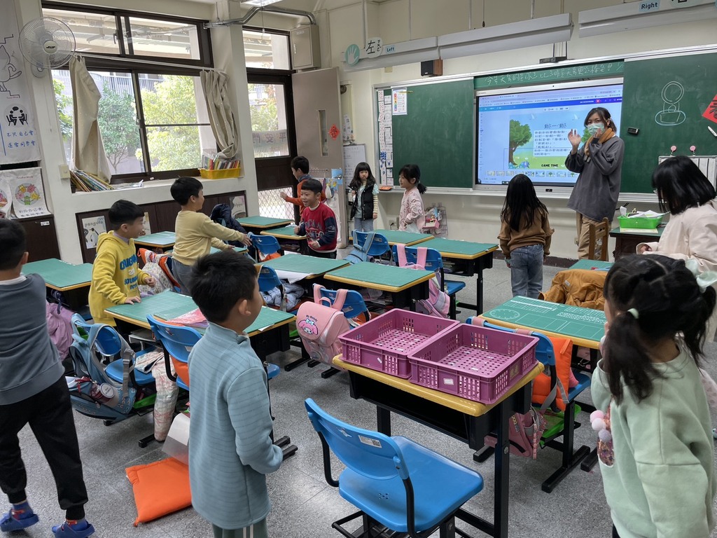 老師引導學生進行「神奇禮貌泡泡」遊戲（圖片2）
