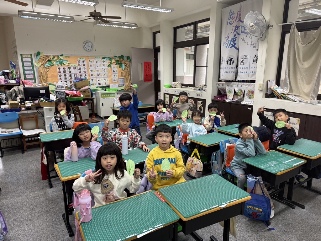 學生在綠色樹葉卡片上寫下名字與承諾（圖片4）