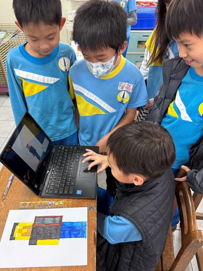 學生們正在觀看利用自己繪製人物所生成的影音成果（圖片2）