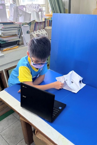 學生正進行實體作品拍攝（圖片3）