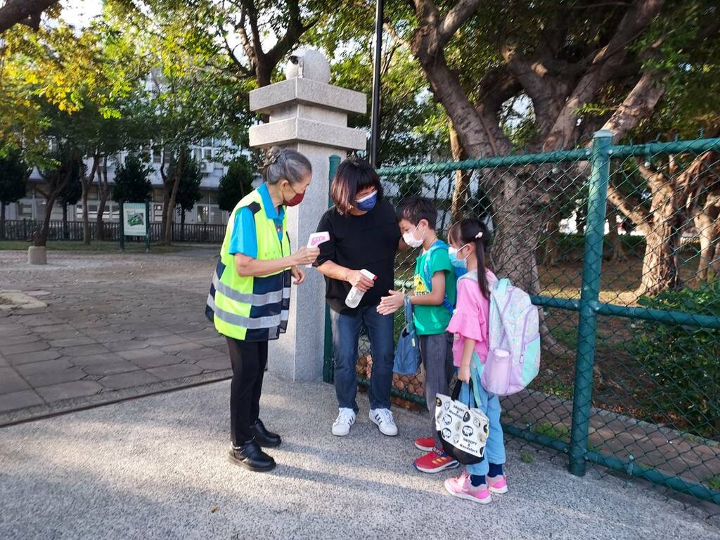 校門口守護學生的陳靜宜校長（圖片1）