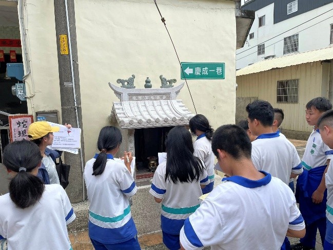 教師解說社區內「將寮」的設置意義（圖片2）