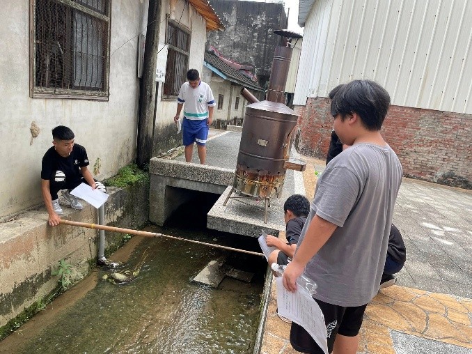 學生利用工具測量大茅埔庄護城河寬度（圖片6）