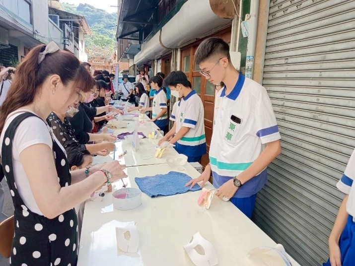 學生在龍神山水祭活動帶領居民與遊客彩繪四季大神臉譜（圖片7）