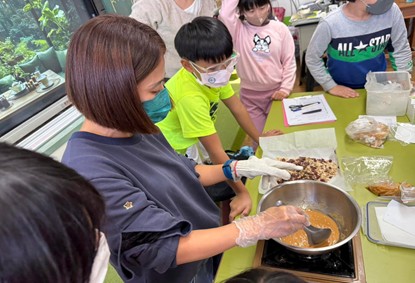 嘉琪護理師帶著學生製作健康料理（圖片4）