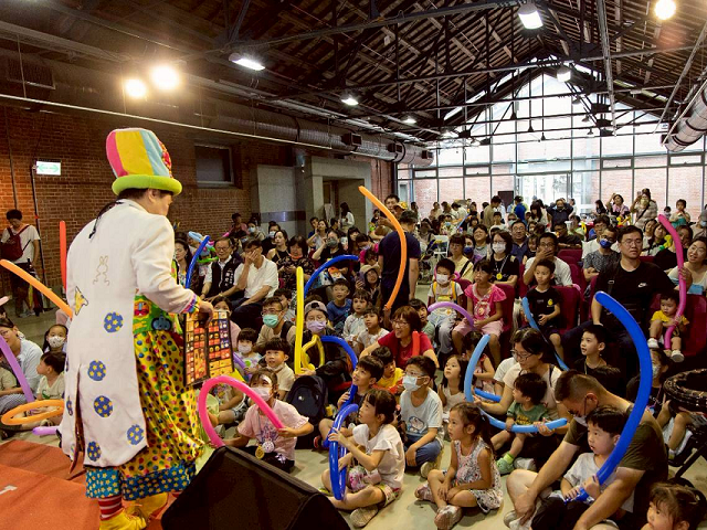 透過生動有趣的故事劇場演出，讓觀眾在笑聲中探索與解構家庭關係中的衝突。（圖片4）