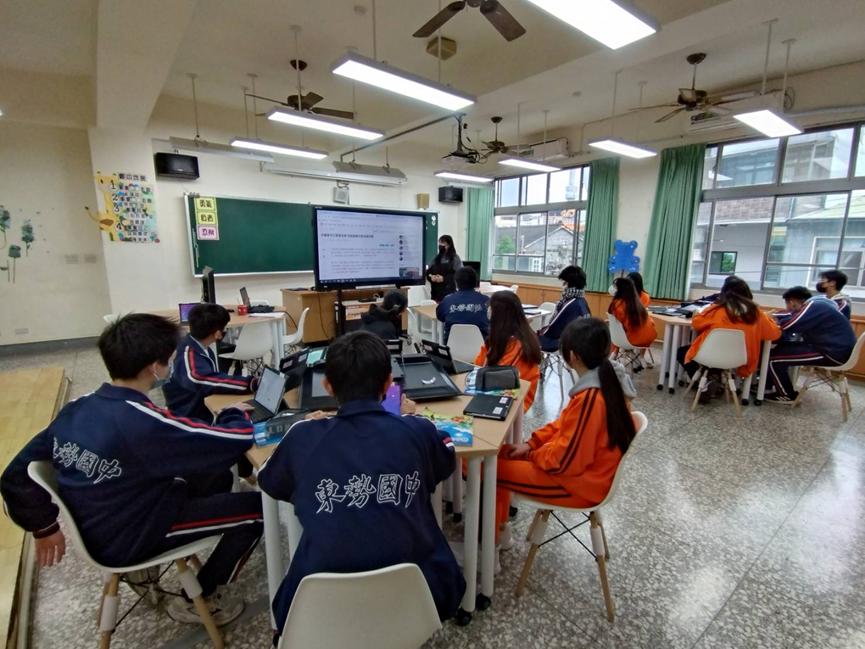 學生上台分享一則新聞或影片（圖片2）