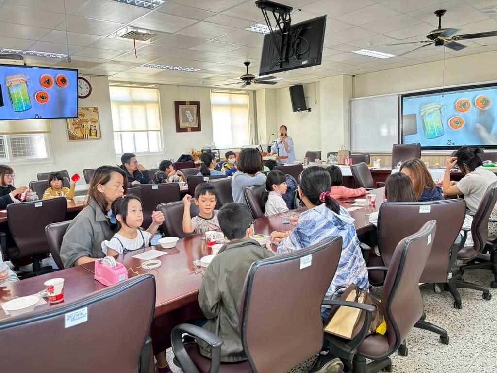 親子共作彩色鹽燈，讓抽象的愛變得具體可觸摸。（圖片2）