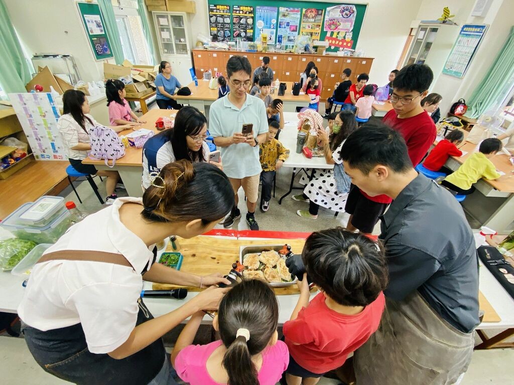 親子協力將採收的蔬菜製成沙拉（圖片2）