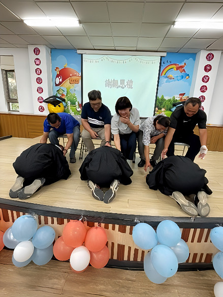 畢業生向家長奉茶鄭重謝恩（圖片2）