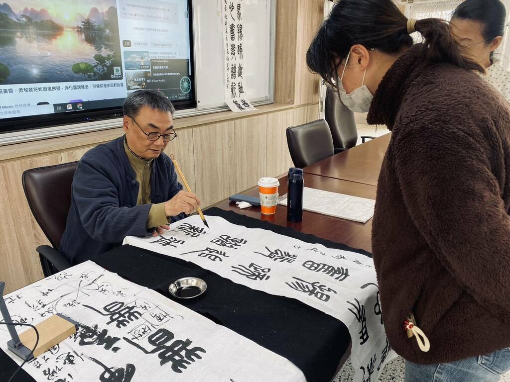 西區忠明國小書法研習-蕭世瓊教授示範教學（圖片1）