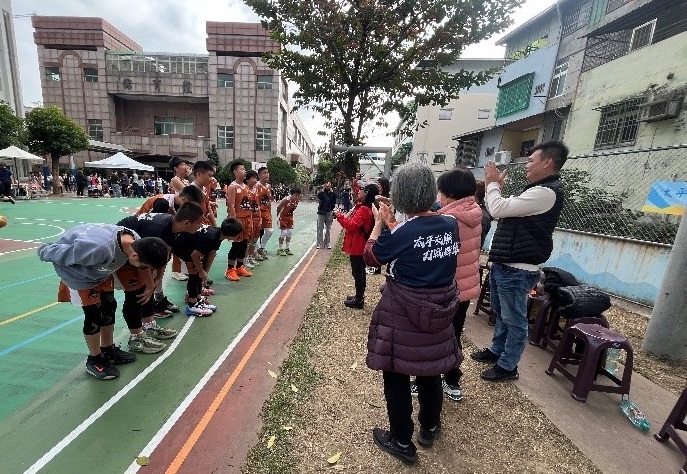 小球員自發性地向場邊師長深深一鞠躬（圖片2）