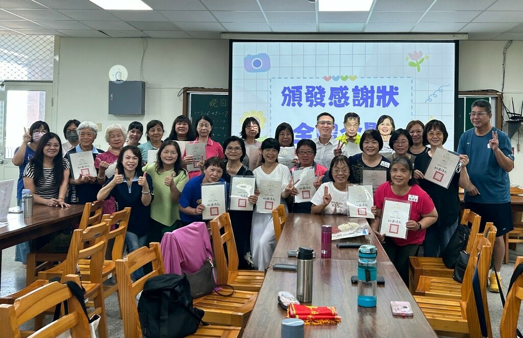 頒發教育志工感謝狀（圖片6）