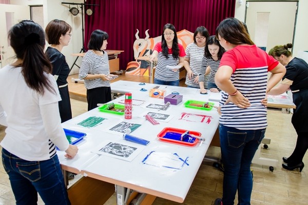 在廣達游於藝巡迴展中協助佈展（圖片3）