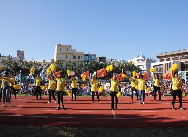 教育志工在運動場上的熱情演出（圖片1）