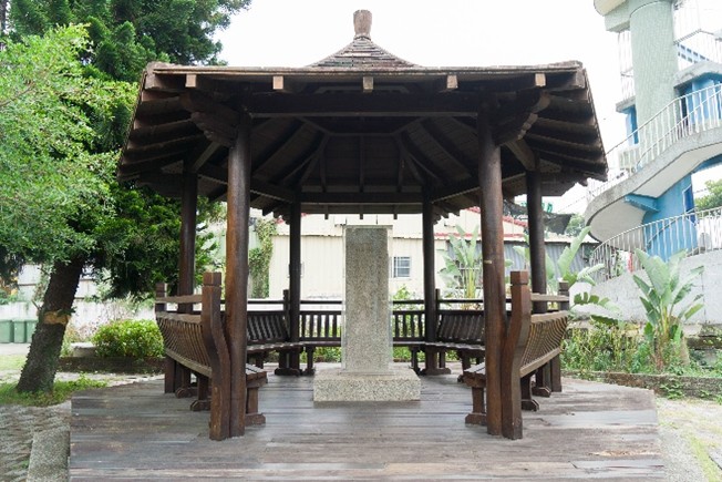 「土牛民番地界碑」靜靜佇立在校園前庭（圖片1）