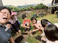 楊小姐指導學生食農教育（圖片1）