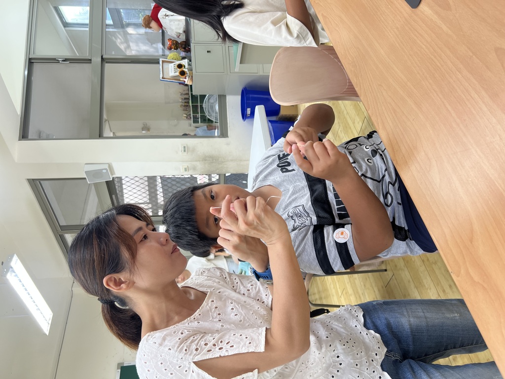 嘉琪護理師親自示範牙線操作（圖片1）