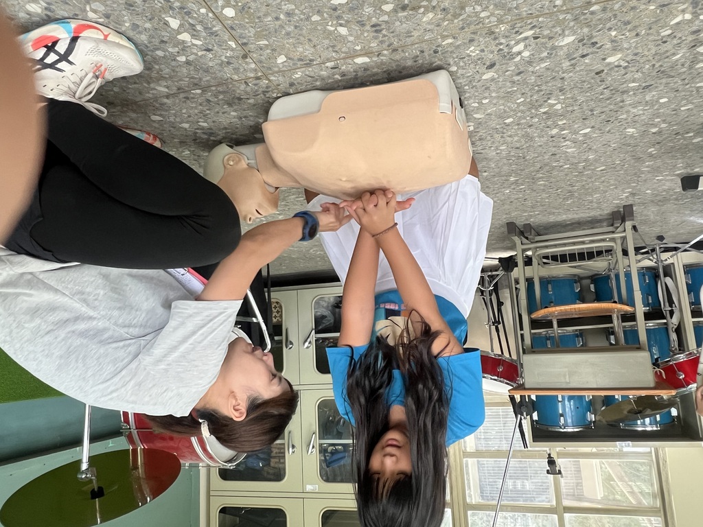 嘉琪護理師指導學生CPR急救正確方法（圖片2）