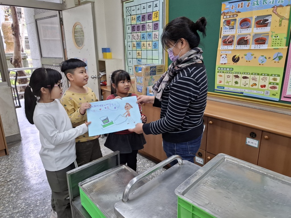 學生將製作好的感恩海報送給感恩對象-1（圖片6）