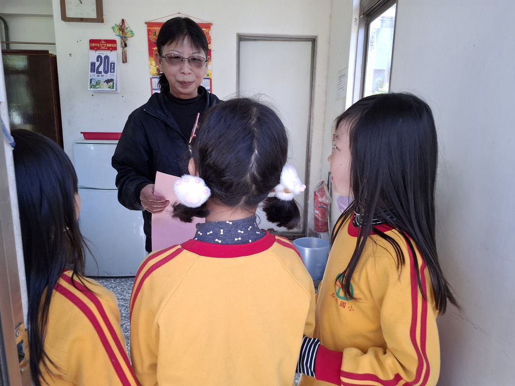 學生將製作好的感恩海報送給感恩對象-2（圖片7）