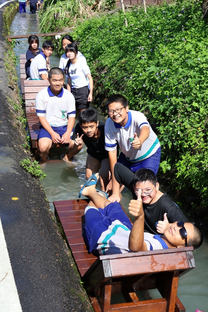 學生在穿龍圳戲水（圖片3）