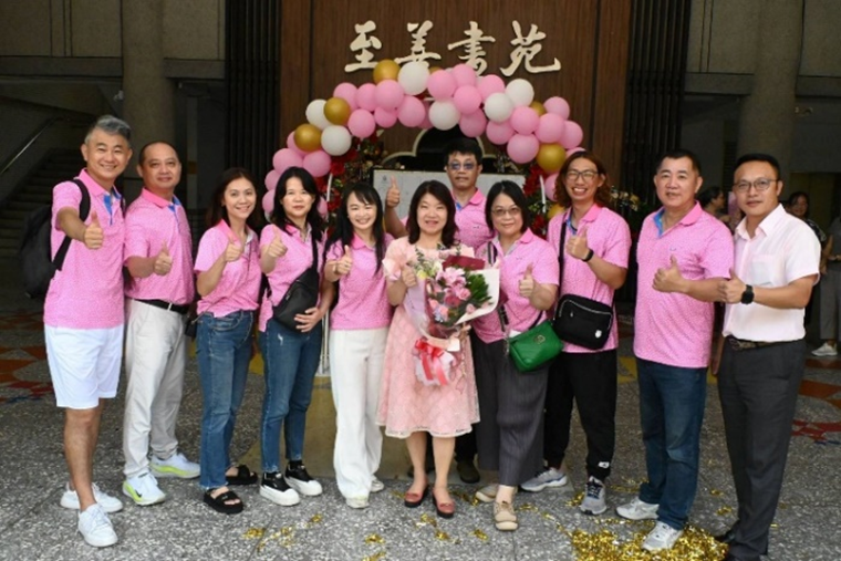 孟慈會長帶領家長會歡迎新任陳麗如校長到校就職（圖片2）