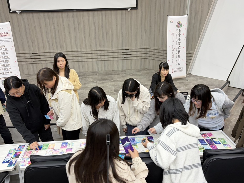 學生透過挑選圖卡，展開自我情感探索之旅。（圖片3）