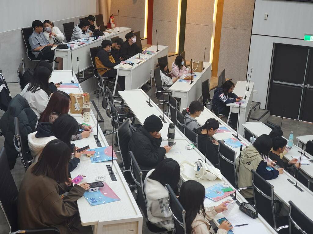 學生專心聆聽課程內容（圖片4）